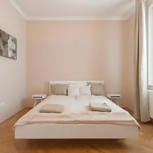 opera-basilica-2-bedrooms-with-balcony.inbudapesthotels.com/